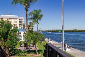 Terrace/patio - Expansive Renovated Condo, Heated Pools, Tennis, Fishing on Intracoastal | Siesta Key Beach (Siesta Key)