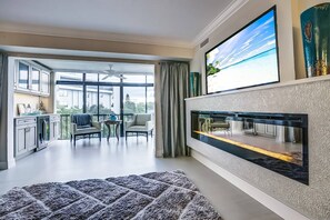 3 bedrooms, desk, iron/ironing board, free WiFi - Expansive Renovated Condo, Heated Pools, Tennis, Fishing on Intracoastal | Siesta Key Beach (Siesta Key)