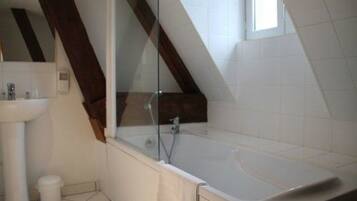 Amenidades de baño gratuitas, secadora de cabello, toallas