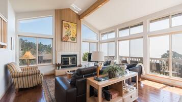 TV, caminetto, lettore DVD, impianto stereo