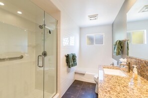 Dusche, Haartrockner, Handtücher