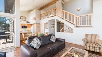 TV, caminetto, lettore DVD, impianto stereo