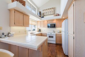 Fridge, microwave, oven, stovetop - Pet-Friendly Home on Lodge Hill in Cambria Offers the Best Ocean Views! (Cambria)