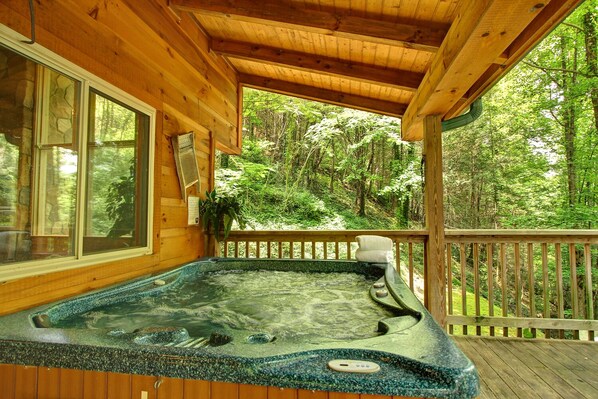 Outdoor spa tub