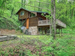 Exterior - Flat drive- 3BR cabin located between PF and GBurg with hot tub & game room! (Sevierville)
