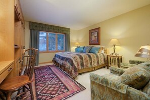 4 bedrooms, iron/ironing board, free WiFi, bed sheets - JHRL - Snow Ridge #5 - Slopeside Mountain Lodge Decor, close walk to the base (Teton Village)