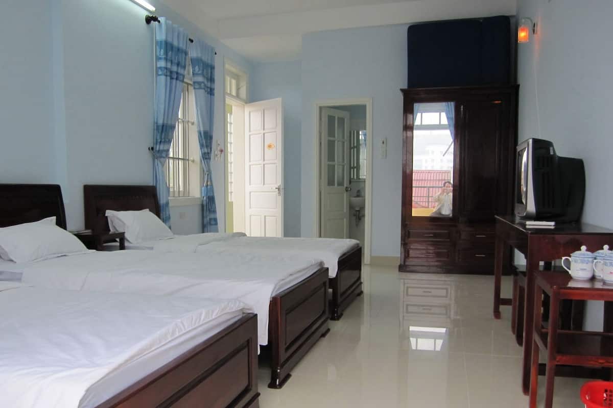 Chambre triple | Minibar, coffre-fort, bureau, accès au Wi-Fi (inclus)