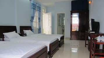 Driepersoonskamer | Een minibar, een kluis op de kamer, een bureau, gratis wifi