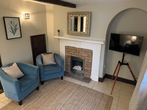 TV, DVD-spiller, bøker og stereoanlegg