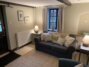 Fernseher, DVD-Player, Bücher, Stereoanlage