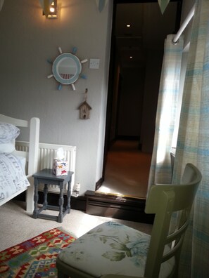 3 bedrooms, iron/ironing board, free WiFi, bed sheets - Well Cottage in Central Holt Norfolk.  Cosy. Sleeps 4 adults. Free Parking. (Holt, Norfolk)