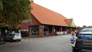 Estacionamiento en las instalaciones, se recomienda trasladarse en auto