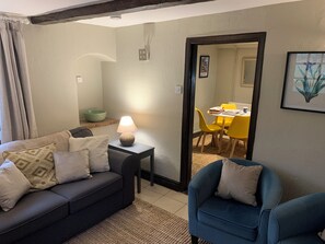 Fernseher, DVD-Player, Bücher, Stereoanlage