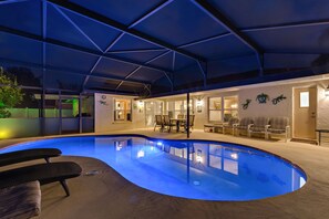 A covered outdoor swimming pool with lounge chairs and a dining area. - Relaxing Indian Ridge Home w/ Pool, Near Disney & More (Kissimmee)