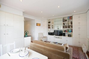 Apartamento de lujo, 1 habitación, terraza, vistas al mar | Zona de estar | Una televisión de pantalla plana