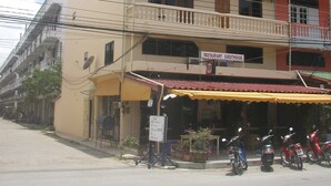 Ein mehrstöckiges Gebäude mit Restaurant und Pension im Erdgeschoss.