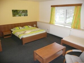 Escritorio, cortinas blackout, sistema de insonorización y cunas 