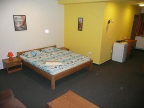 Escritorio, cortinas blackout, sistema de insonorización y cunas 