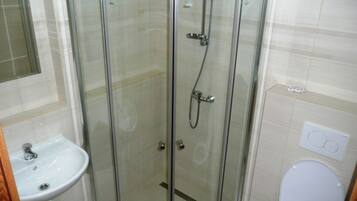 Classic Single Room | Bathroom | Shower, free toiletries, hair dryer, towels