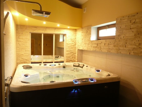 Innen-Whirlpool. Hotel Fojtů