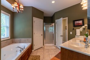 Combined shower/tub, jetted tub, free toiletries, towels