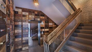 Una escalera con barandillas de madera y un letrero que dice 'MY DEAR FRIEND, LET IT WILL YOU'.