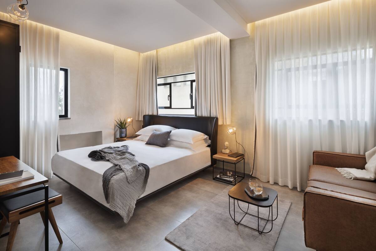 deluxe | living area | 32-inch flat-screen tv with cable channels, tv, books