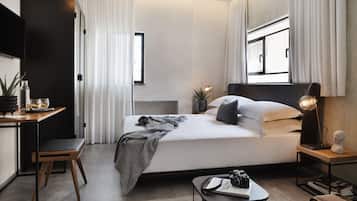 Ropa de cama de alta calidad y caja de seguridad en la habitación