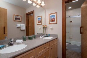 Combined shower/bathtub, hair dryer, towels