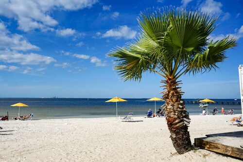 2 bdrm Waterfront Private Beach Resort! Sleeps 7! Walk to the beach and Restaurants.