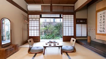 Traditional Twin Room | Desk, blackout drapes, free WiFi