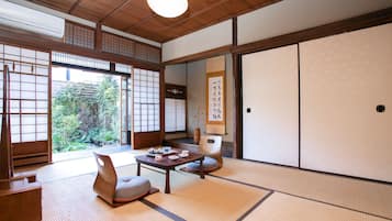 Traditional Twin Room | Desk, blackout drapes, free WiFi