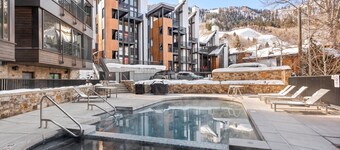Cozy Cute Mountainside Ski-In-Ski-Out Studio