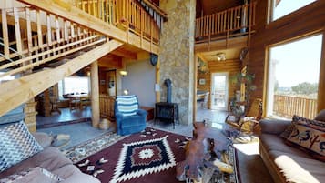 Een televisie en een open haard