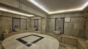 Een sauna, een stoombad, hotstone-massages, diepe bindweefselmassages
