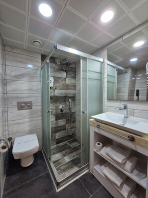 Shower, free toiletries, hair dryer, towels - Best Smyrna Hotel (Kusadasi)
