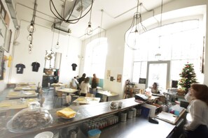 Bar (on property) - Madama Hostel & Bistrot (Milan)