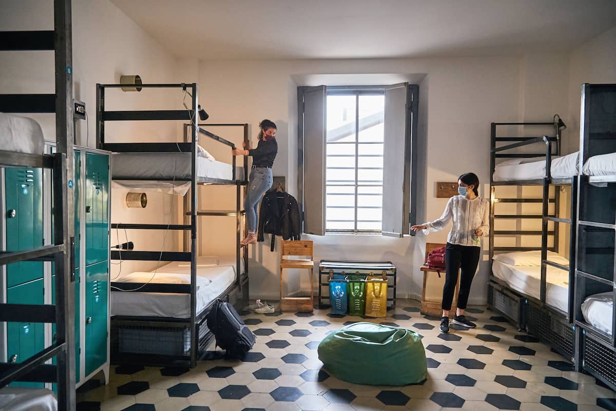 Caja de seguridad en la habitación, wifi gratis y ropa de cama