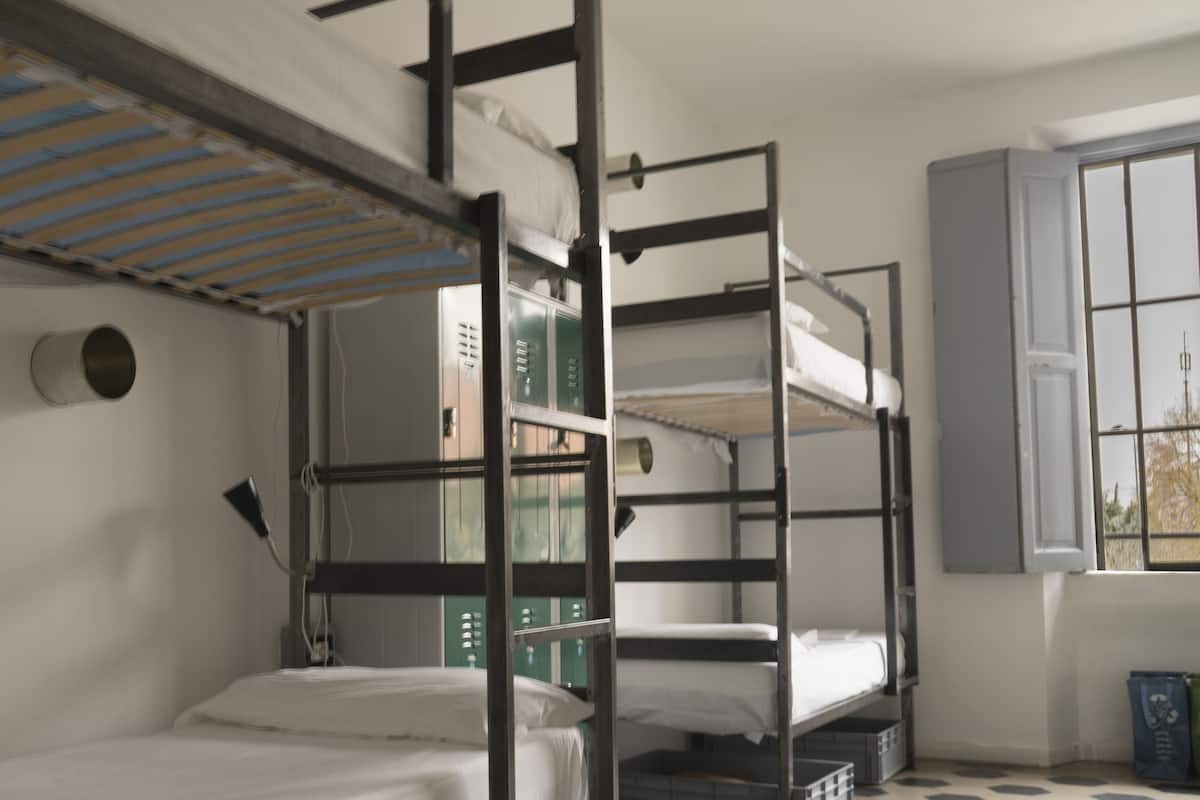 Caja de seguridad en la habitación, wifi gratis y ropa de cama