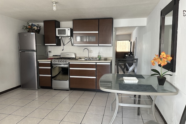 Geladeira, micro-ondas, fogão, cooktop