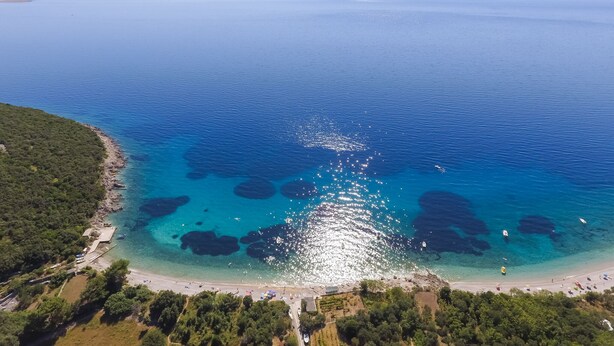 An aerial view of a coastal area with clear blue waters, a sandy beach, and lush greenery. - Hacienda Babina, Island Cres, Lounge, Whirpool, Pool...Seaview (Miholascica)