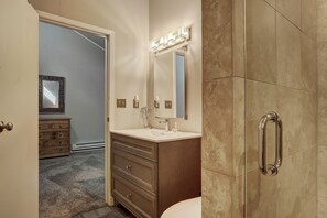 Hair dryer, towels, shampoo, toilet paper - On Free Shuttle Route to the Slopes/Pool, Hot Tub, and Sauna Access (Keystone)