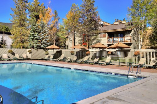 Tyylikäs ja moderni 2 makuuhuoneen näkymät uima-altaalle!