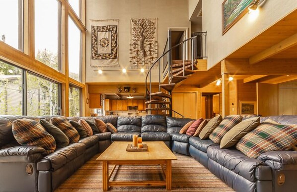 Televisio, takka, DVD-soitin, pöytäjalkapallopöytä