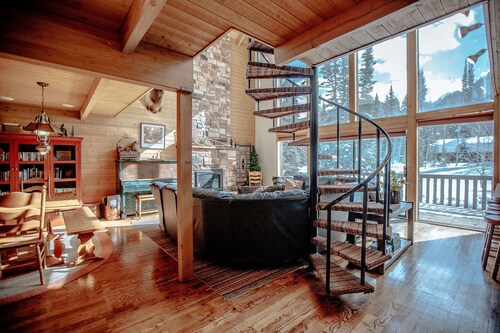 Storm Mountain Escape by Cottonwood Lodging