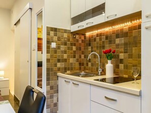 Een koelkast, een magnetron, een kookplaat, een waterkoker