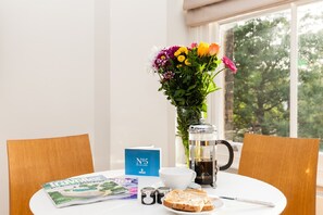 Apartment, 2 Schlafzimmer | Essbereich im Zimmer
