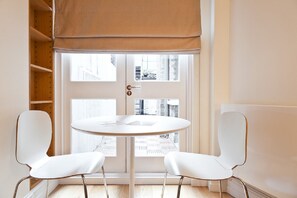 スタジオ ダブルベッド 1 台 | セーフティボックス (室内)、デスク、防音設備、アイロン / アイロン台