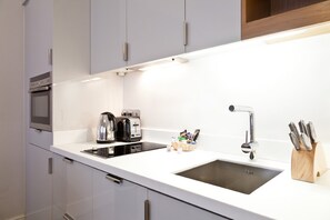 Lejlighed - 1 soveværelse | Privat køkken | Køleskab, mikrobølgeovn, ovn, kogeplade