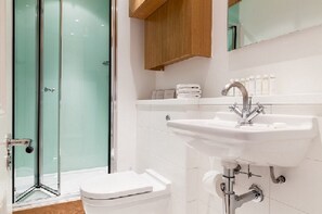Apartment, 2 Bedrooms | Bathroom shower - Blueprint Apartments-No 5 Doughty Street (London)